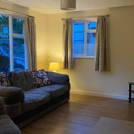 Cheerful 3 Bedroom Bungalow With Indoor Fire Place Gloucester Exteriér fotografie