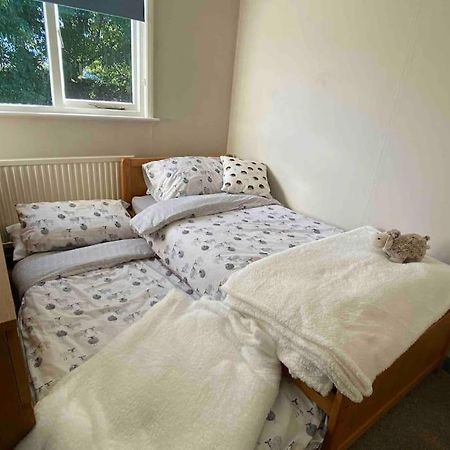 Cheerful 3 Bedroom Bungalow With Indoor Fire Place Gloucester Exteriér fotografie