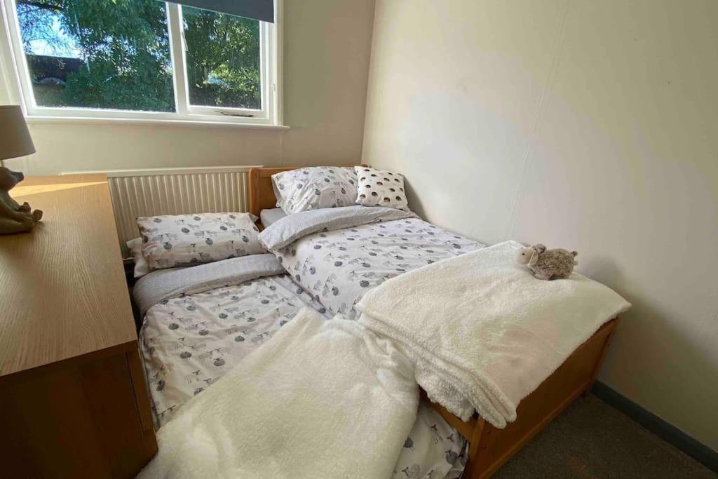 Cheerful 3 Bedroom Bungalow With Indoor Fire Place Gloucester Exteriér fotografie