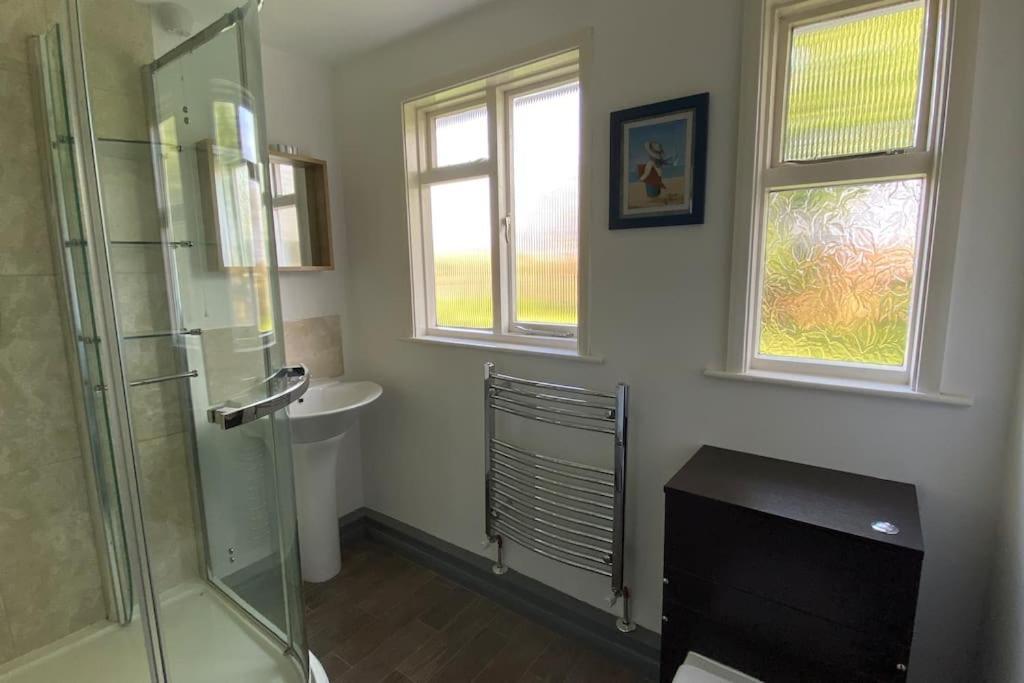 Cheerful 3 Bedroom Bungalow With Indoor Fire Place Gloucester Exteriér fotografie