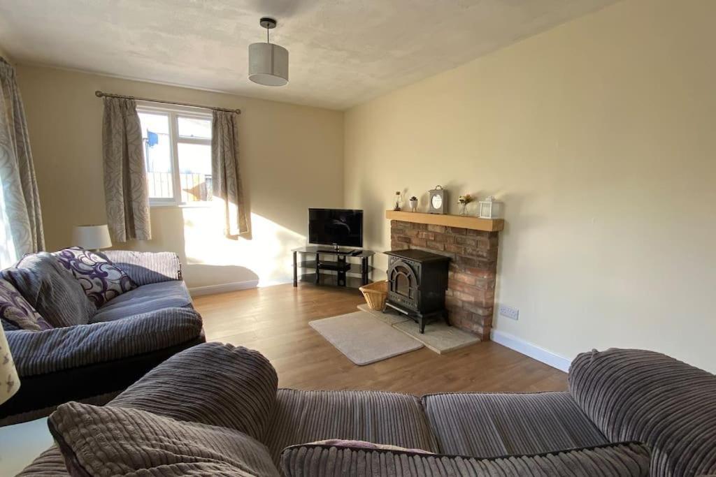 Cheerful 3 Bedroom Bungalow With Indoor Fire Place Gloucester Exteriér fotografie