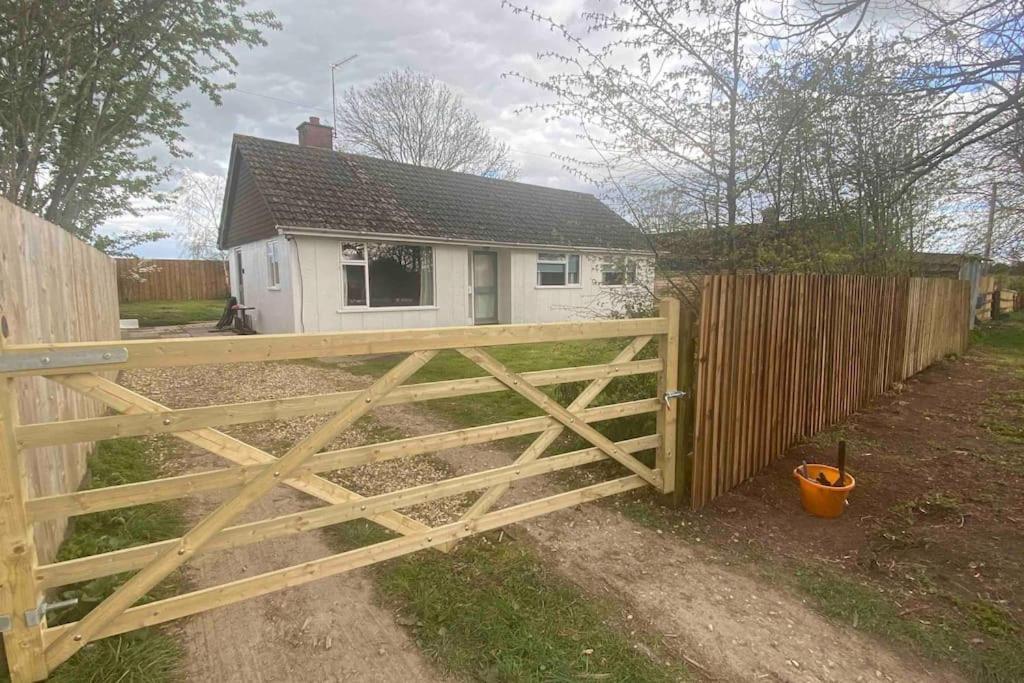 Cheerful 3 Bedroom Bungalow With Indoor Fire Place Gloucester Exteriér fotografie