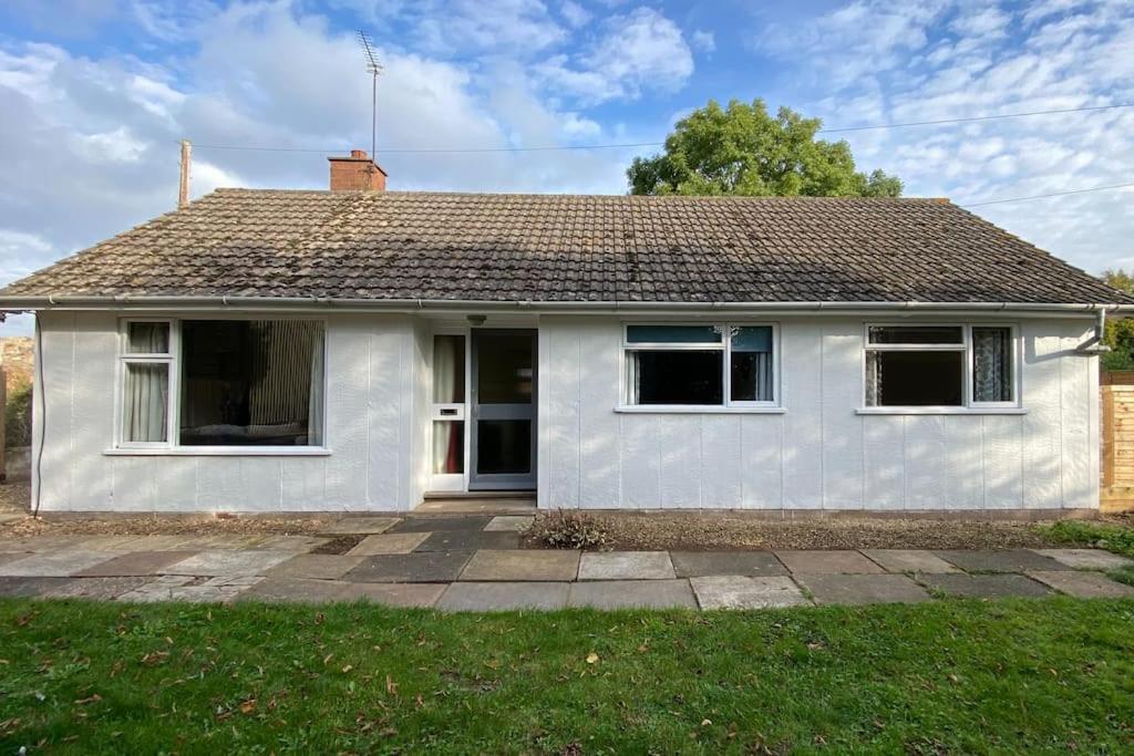 Cheerful 3 Bedroom Bungalow With Indoor Fire Place Gloucester Exteriér fotografie