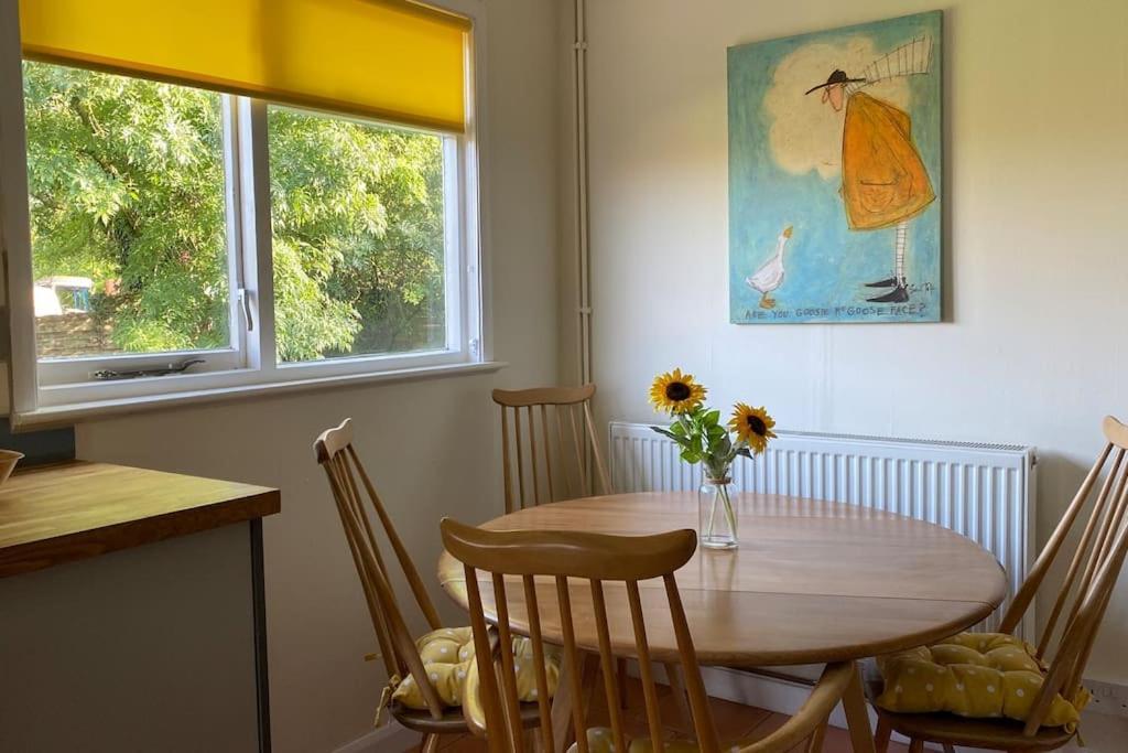 Cheerful 3 Bedroom Bungalow With Indoor Fire Place Gloucester Exteriér fotografie