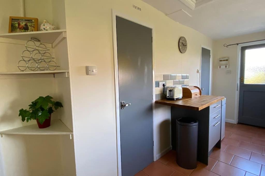 Cheerful 3 Bedroom Bungalow With Indoor Fire Place Gloucester Exteriér fotografie