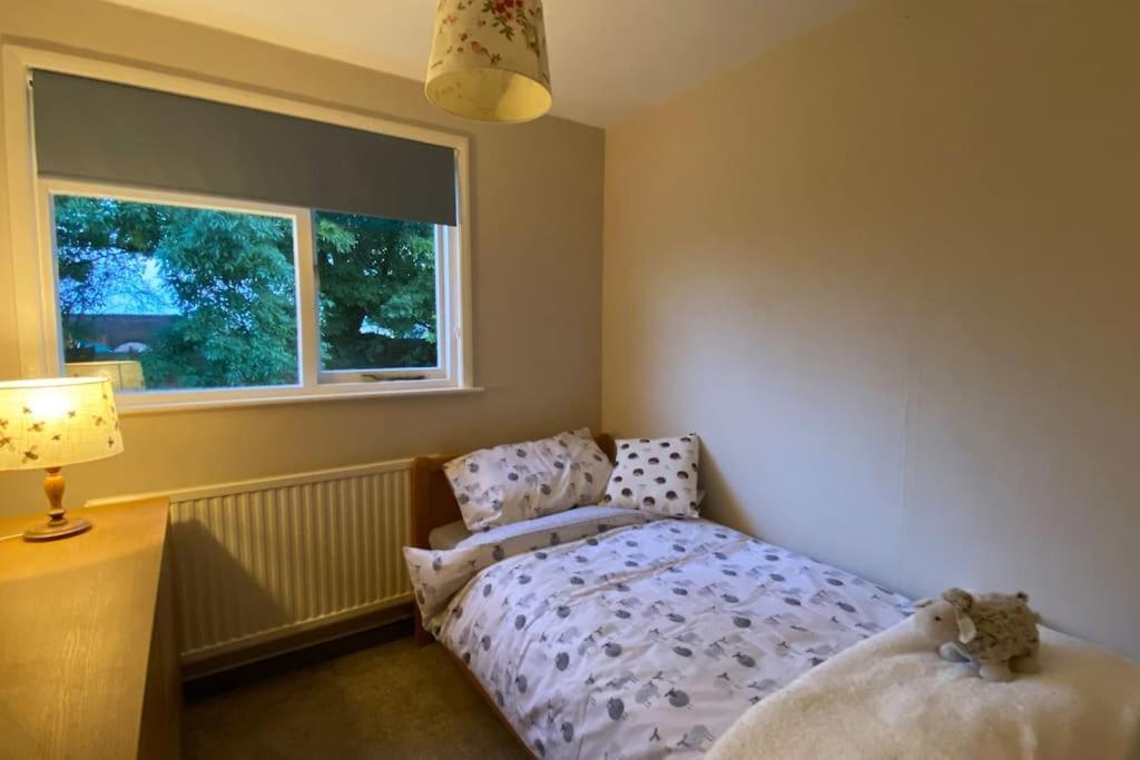 Cheerful 3 Bedroom Bungalow With Indoor Fire Place Gloucester Exteriér fotografie