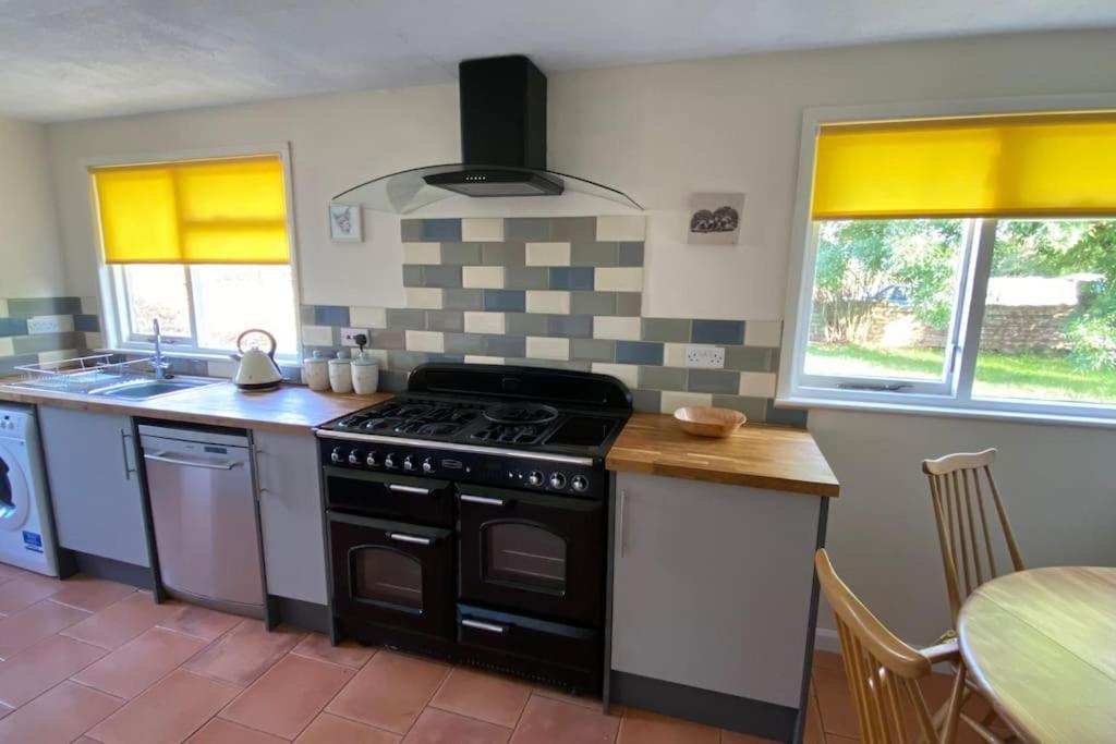 Cheerful 3 Bedroom Bungalow With Indoor Fire Place Gloucester Exteriér fotografie