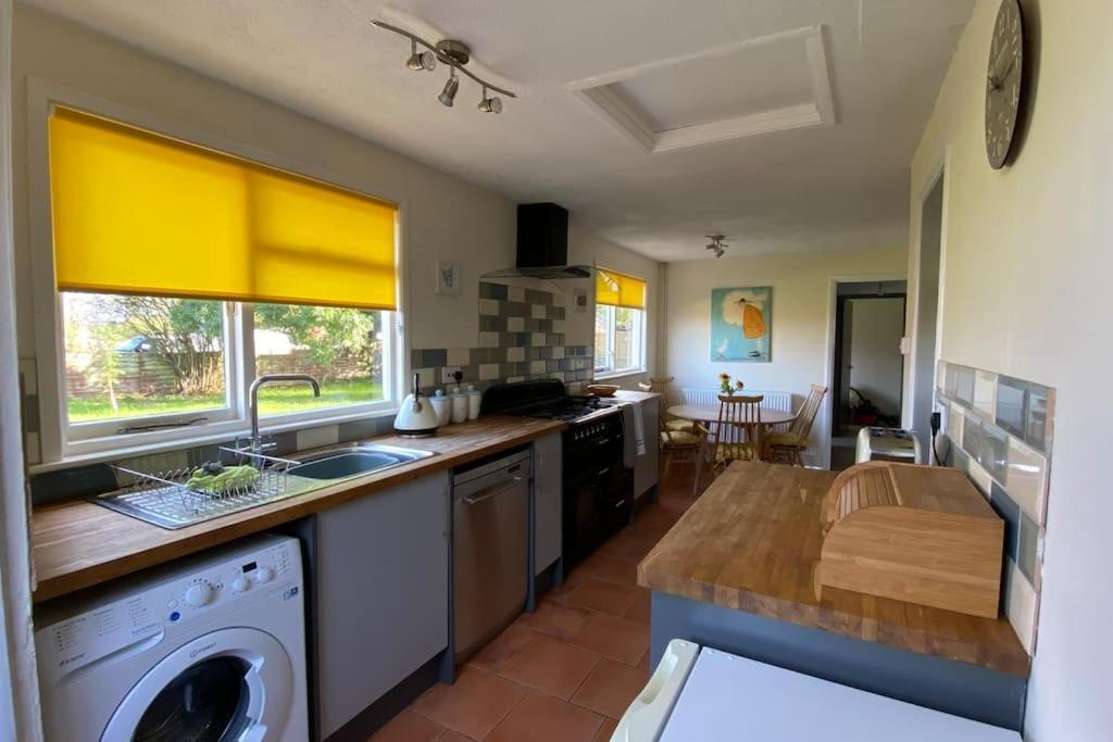 Cheerful 3 Bedroom Bungalow With Indoor Fire Place Gloucester Exteriér fotografie