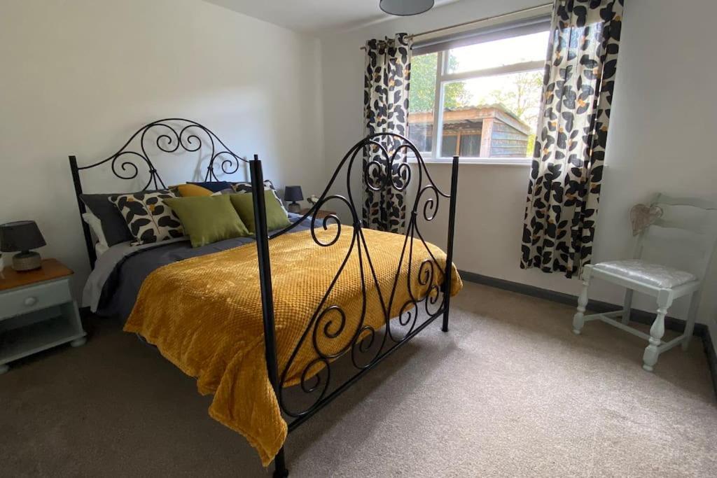 Cheerful 3 Bedroom Bungalow With Indoor Fire Place Gloucester Exteriér fotografie
