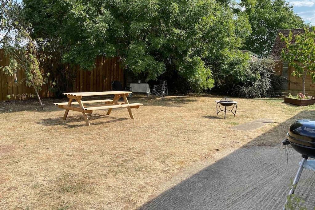 Cheerful 3 Bedroom Bungalow With Indoor Fire Place Gloucester Exteriér fotografie