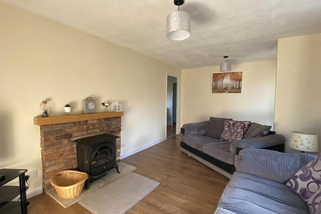 Cheerful 3 Bedroom Bungalow With Indoor Fire Place Gloucester Exteriér fotografie